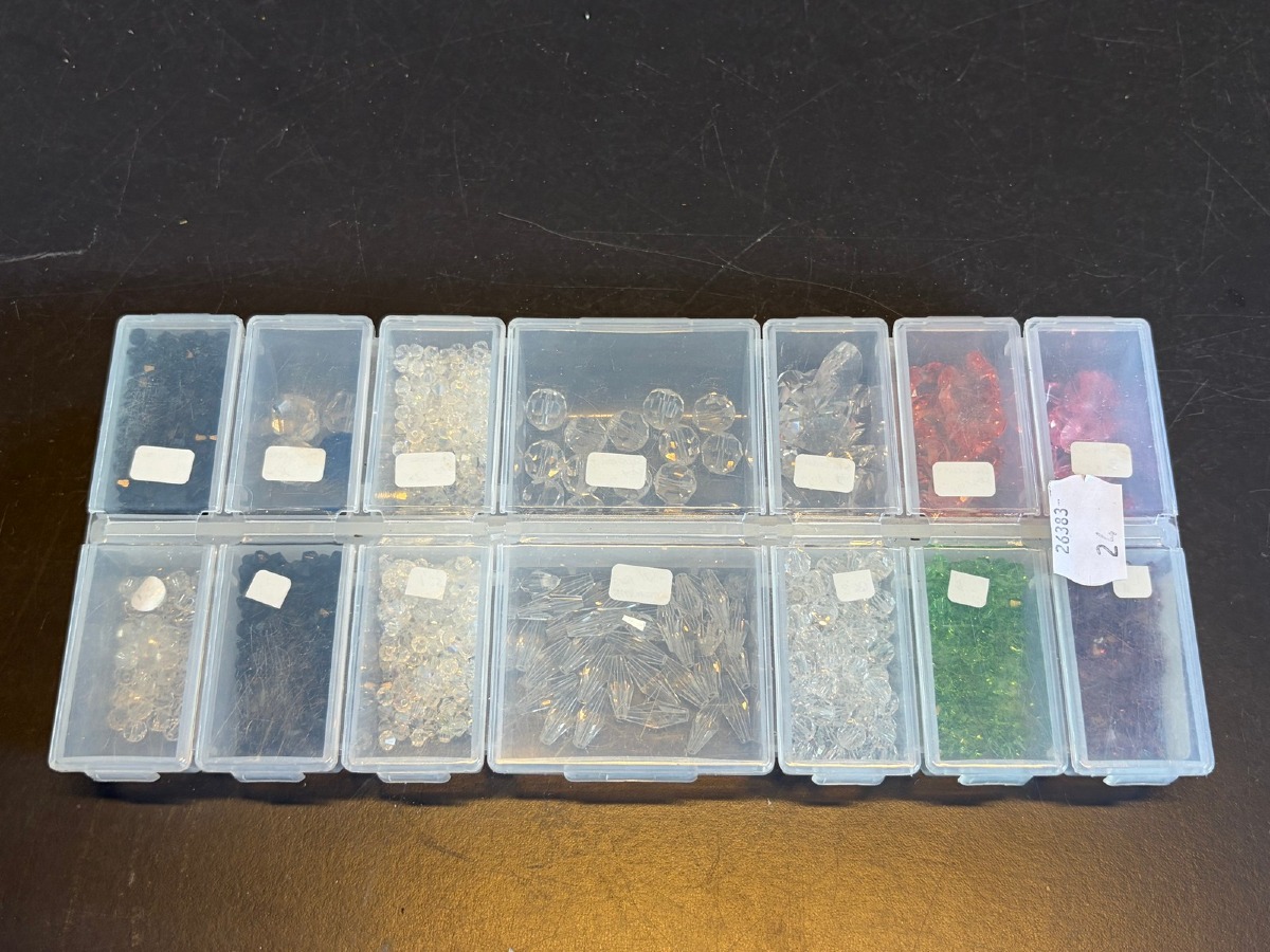 Kasse med perler, mange stk
