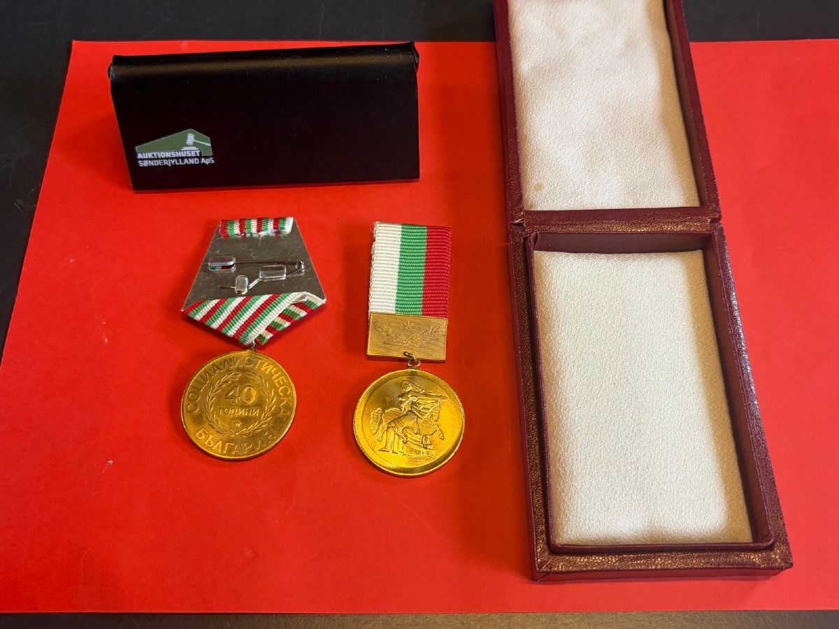 2 bulgarske jubilæumsmedaljer – 40 år og 1300 år Bulgarien, med etui