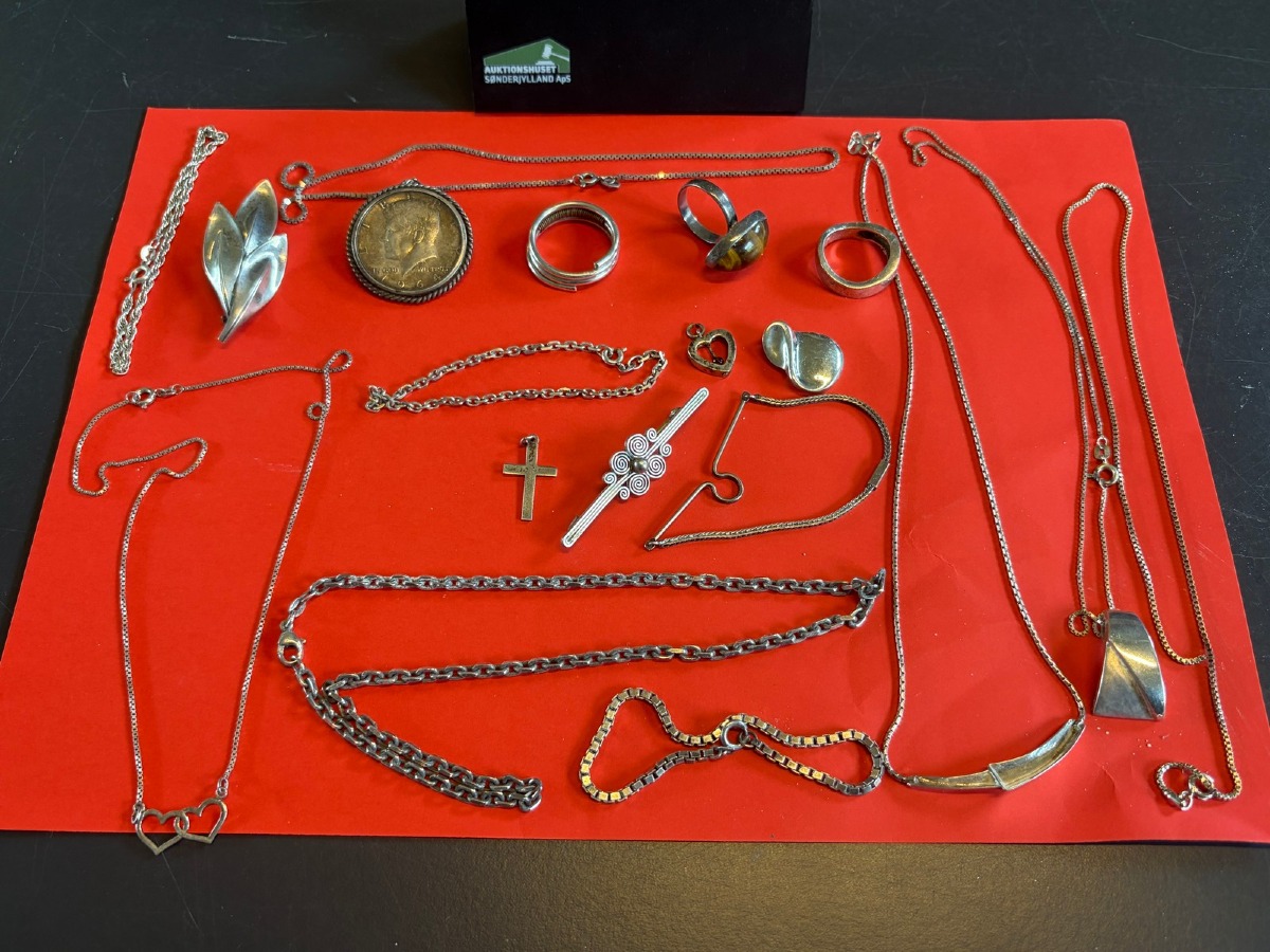 Parti sølvsmykker – halskæder, armbånd, ringe, vedhæng m.m. – samlet sølv vægt ca. 110 g