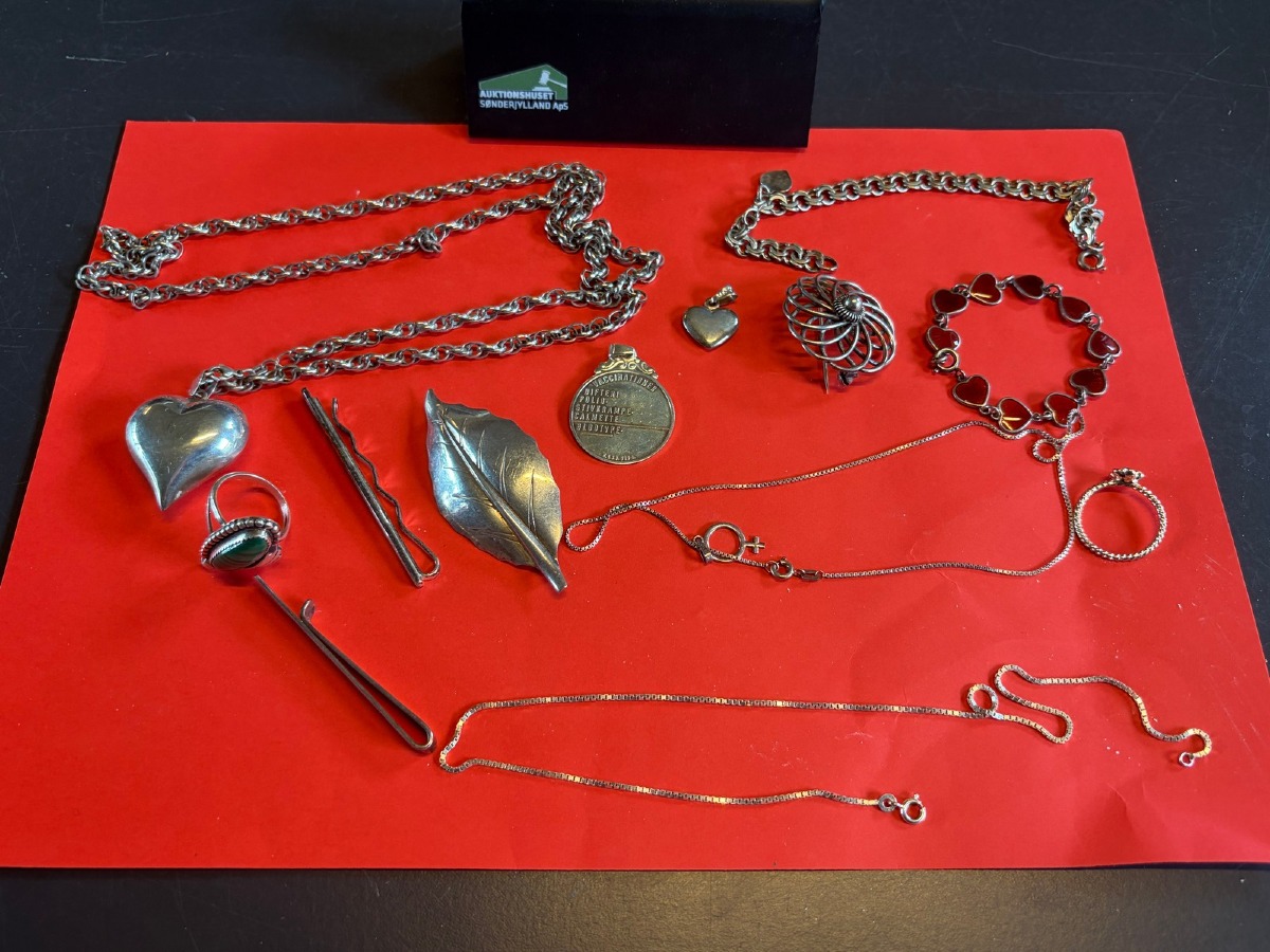 Parti sølvsmykker – halskæder, armbånd, ringe, vedhæng m.m. – samlet sølv vægt ca. 100 g