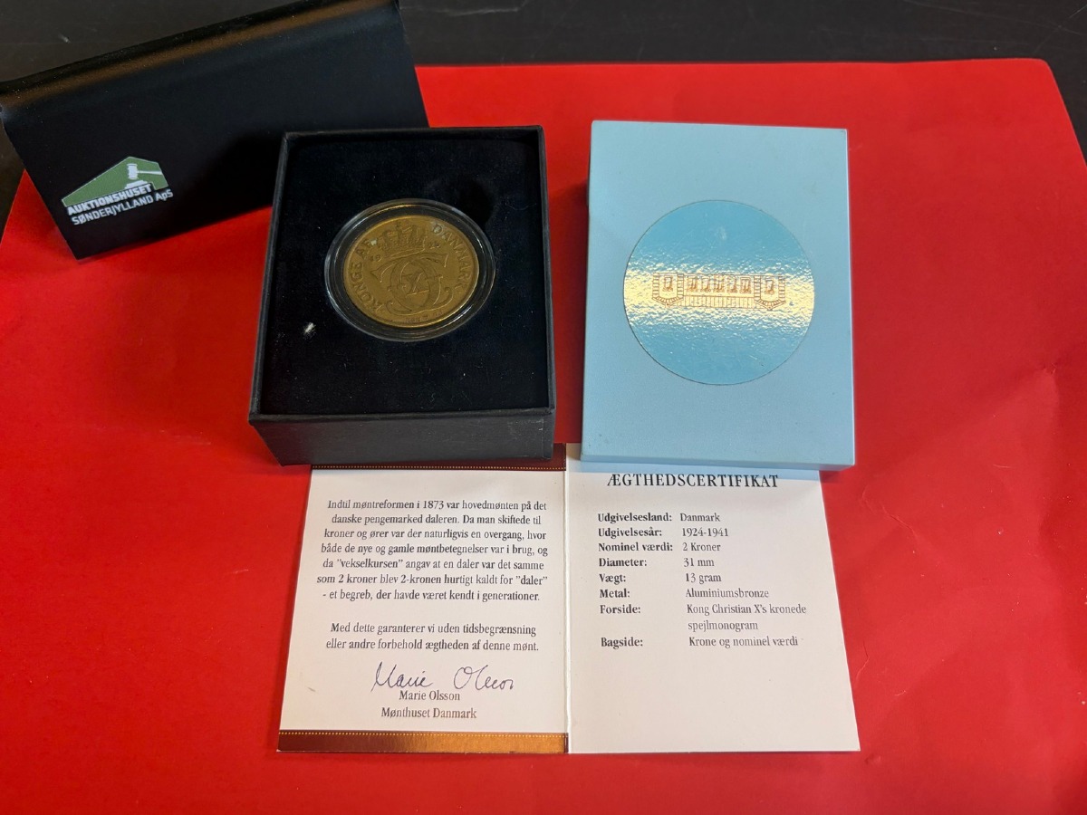 Dansk 2 kroner 1925 – Christian X i aluminiumbronze med ægthedscertifikat fra Mønthuset Danmark