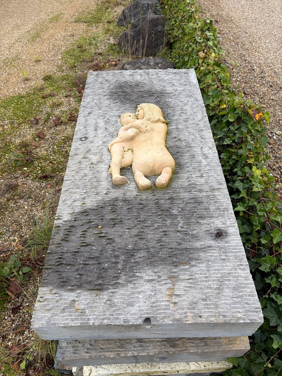 Vandkunst med ilagt relief