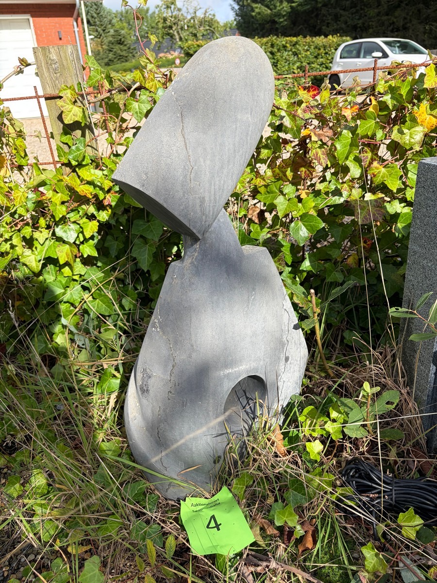 Skulptur af matpoleret sten