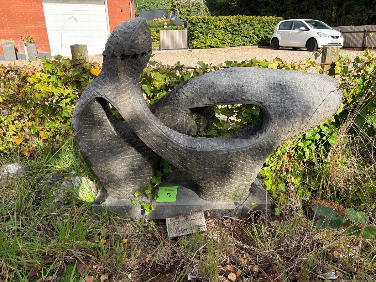 Abstrakt figur af udhugget sten