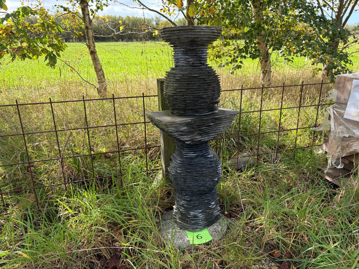 Vandkunst af udhugget granit