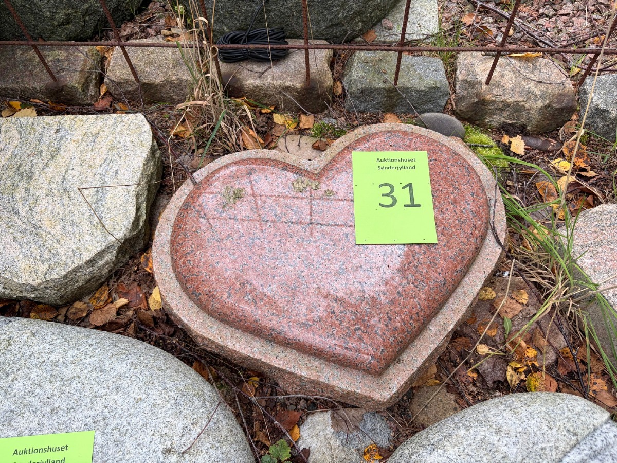 Hjerteformet gravsten af rød granit 