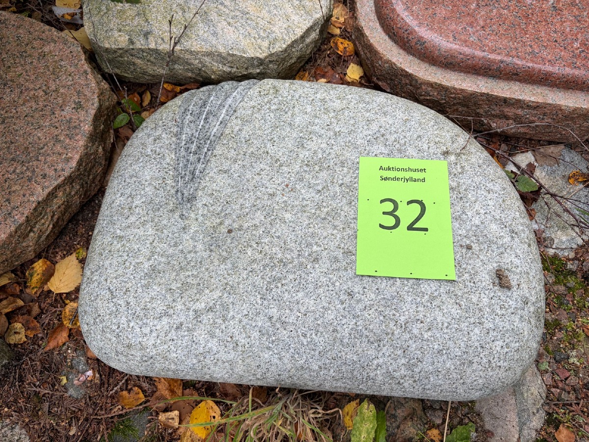 Dyregravsten af grå granit
