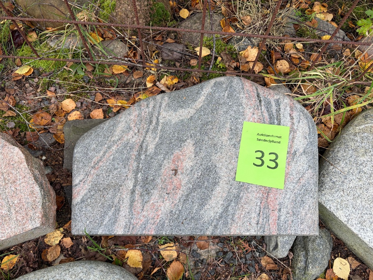 Dyregravsten med marmoreret overflade