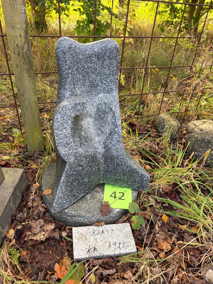 Abstrakt skulptur  af grå granit