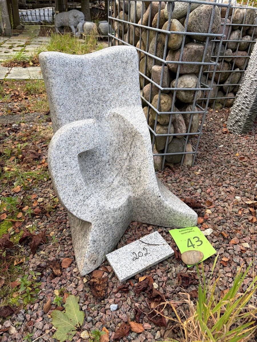 Abstrakt skulptur i lys granit