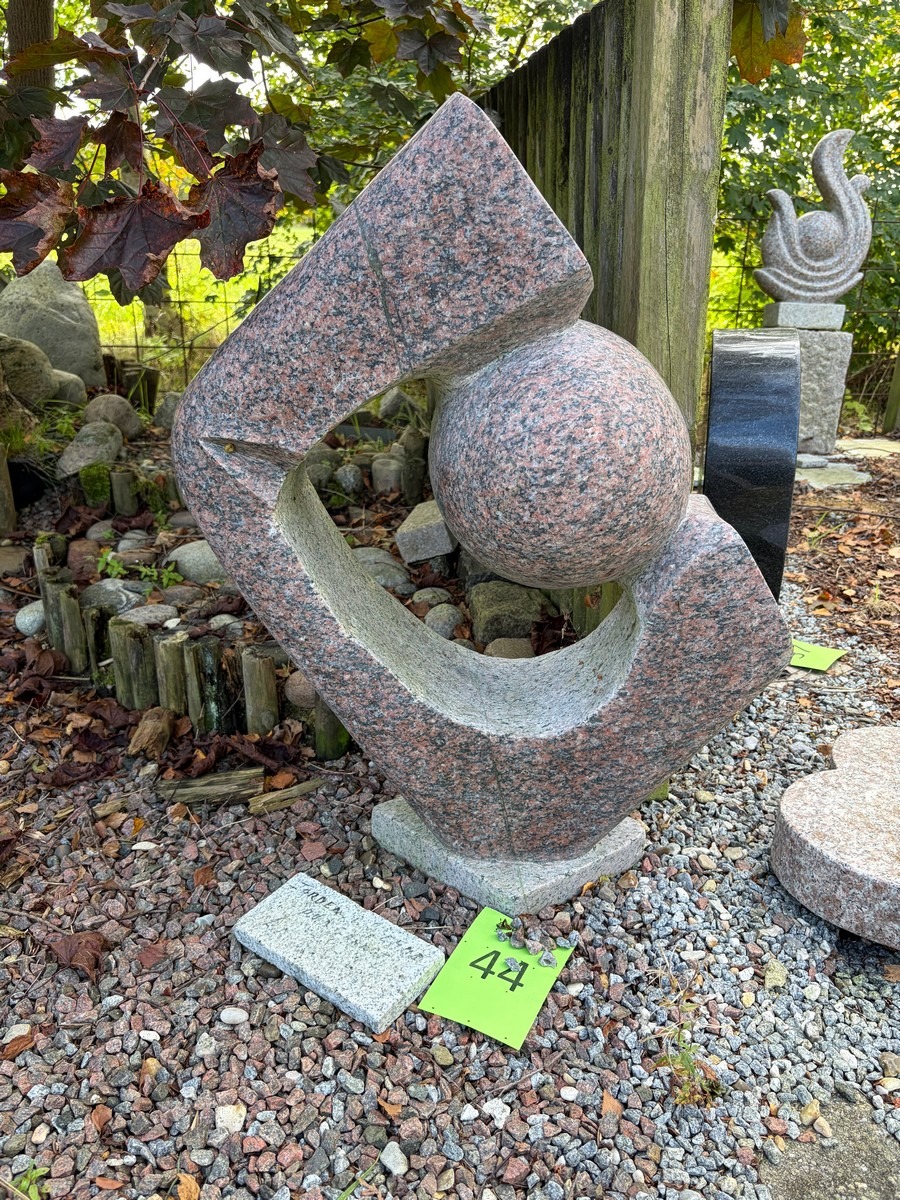 Udhugget skulptur i rød granit