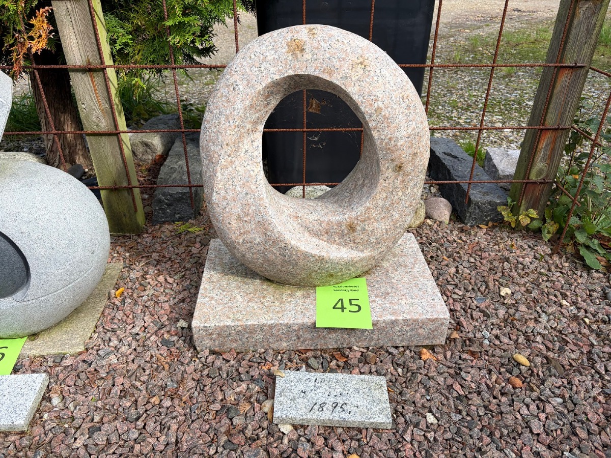 Spiralformet skulptur af rød granit