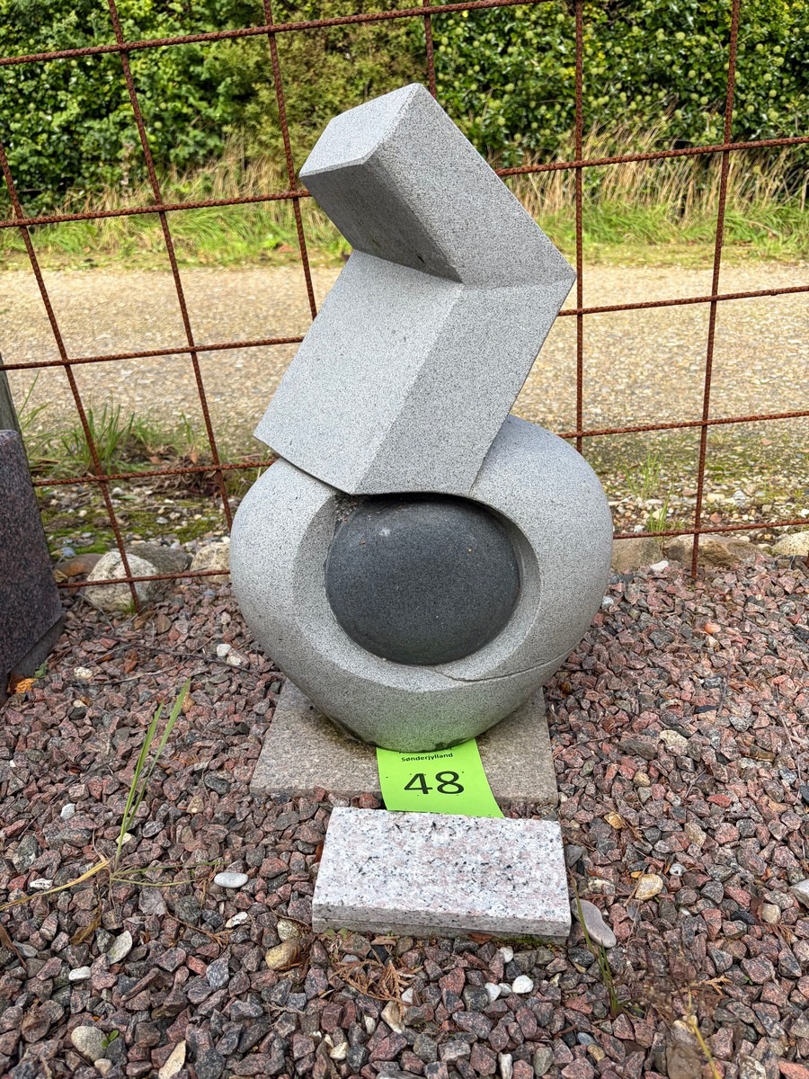 Skulptur af delvis poleret sort granit