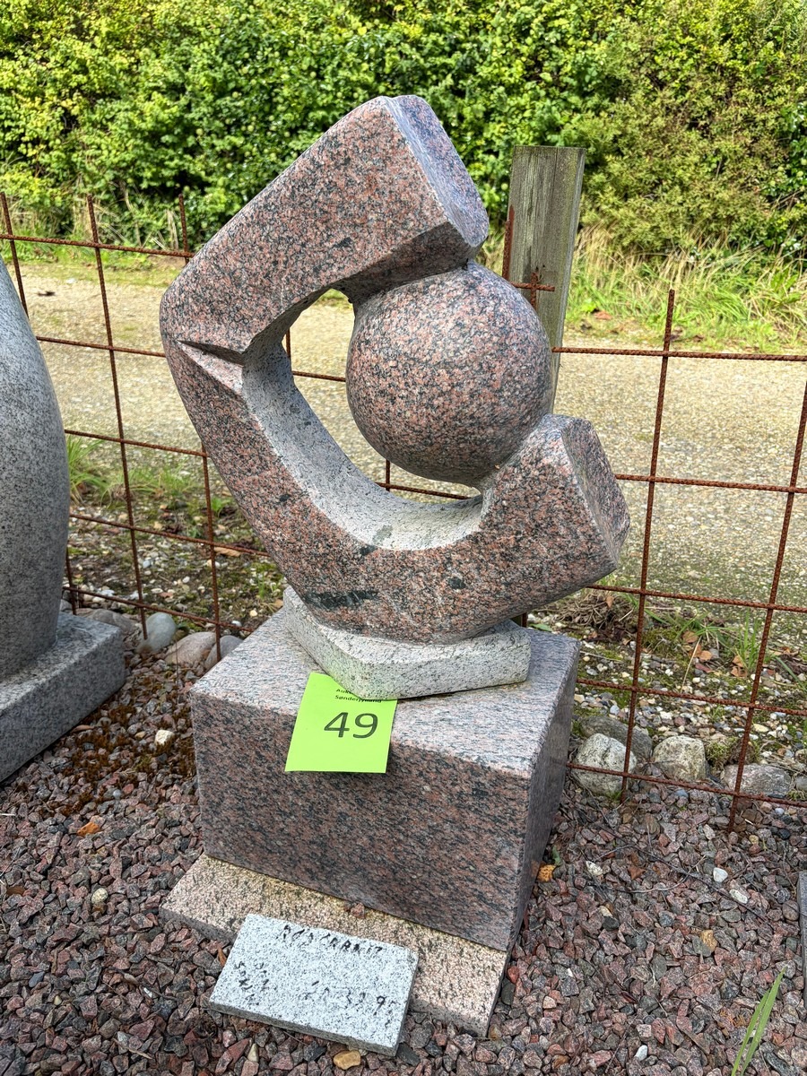 Abstrakt skulptur på sokkel