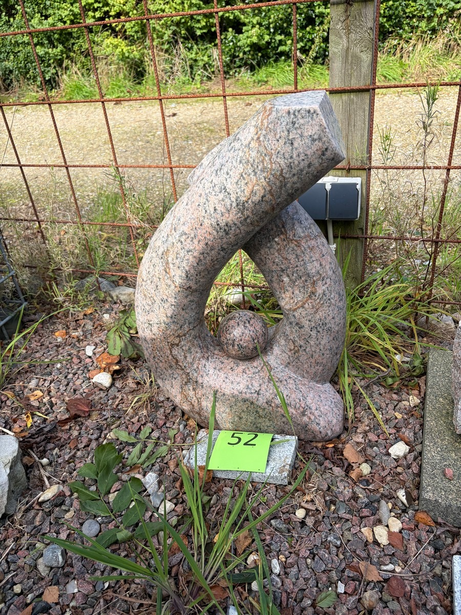 Abstrakt figuer af rød granit
