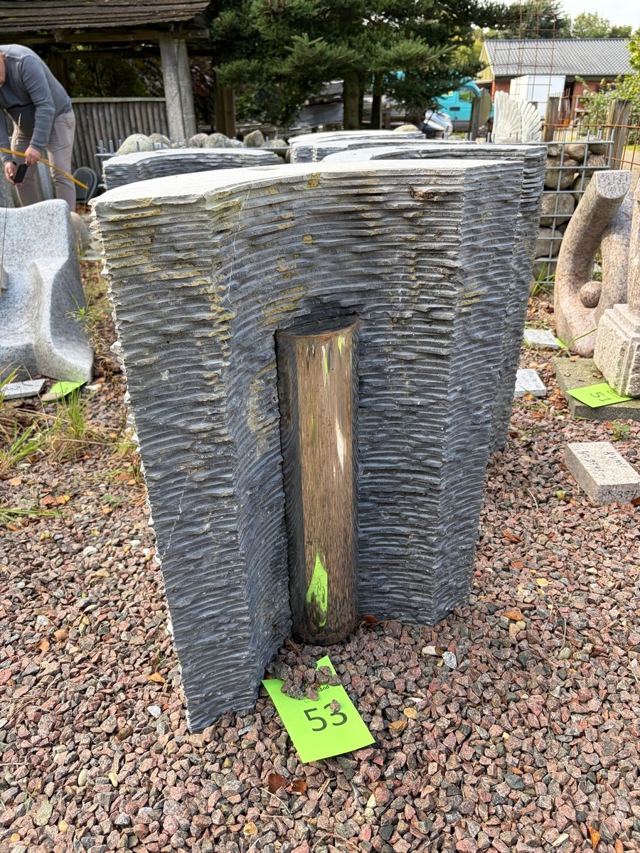 Buet vandkunst af stål og sten