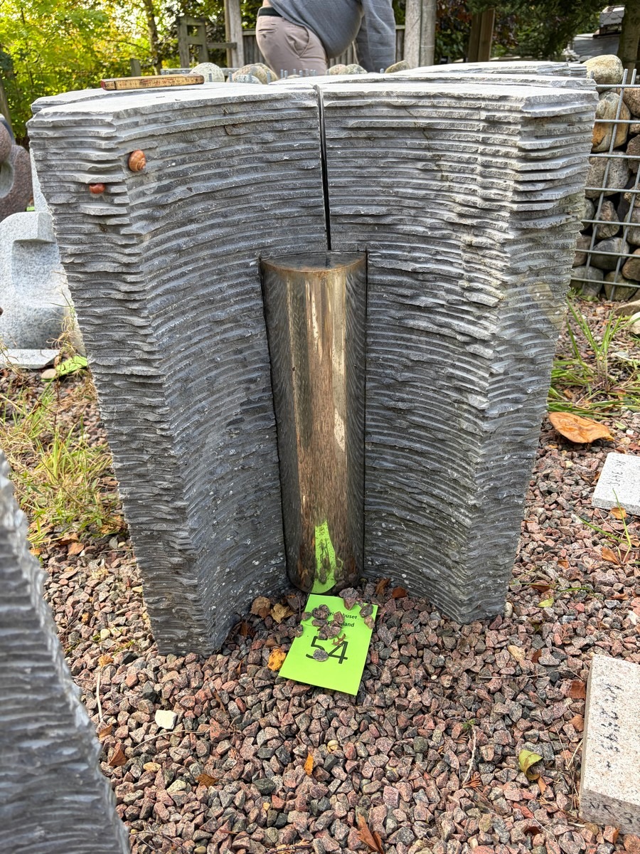Buet vandkunst af stål og sten