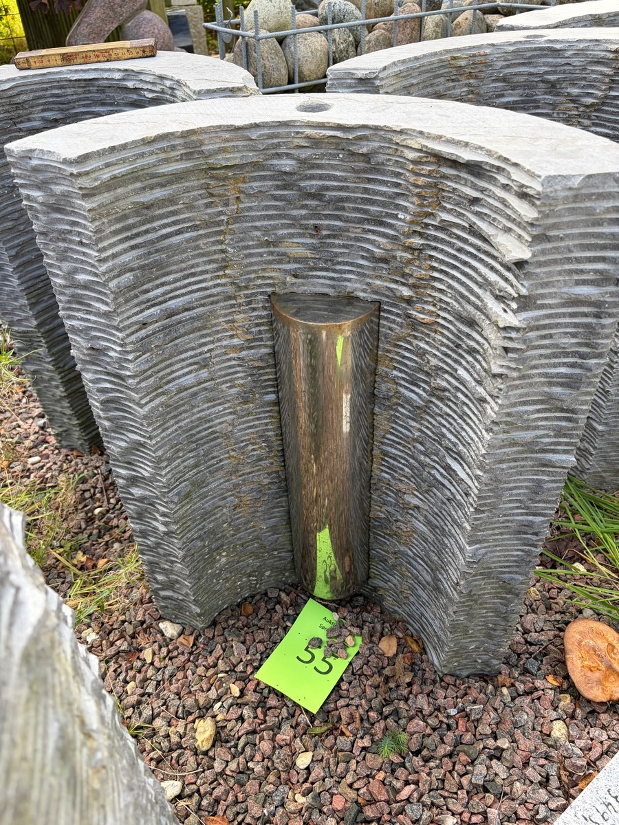 Buet vandkunst af stål og sten