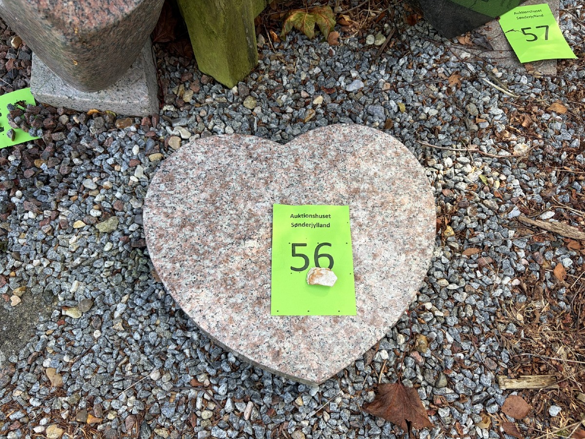 Hjerteformet sten af rød granit