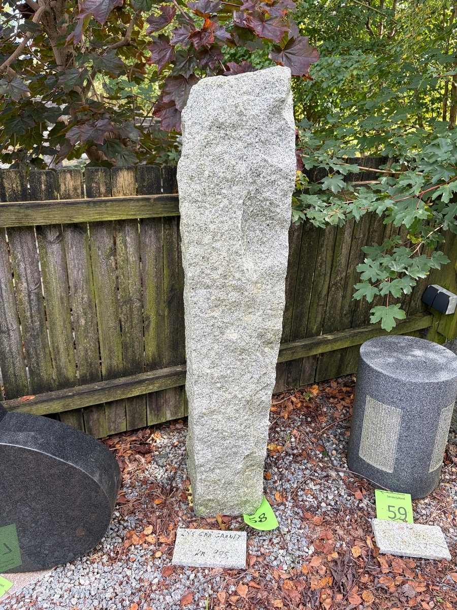 Udhugget søjle af grå granit