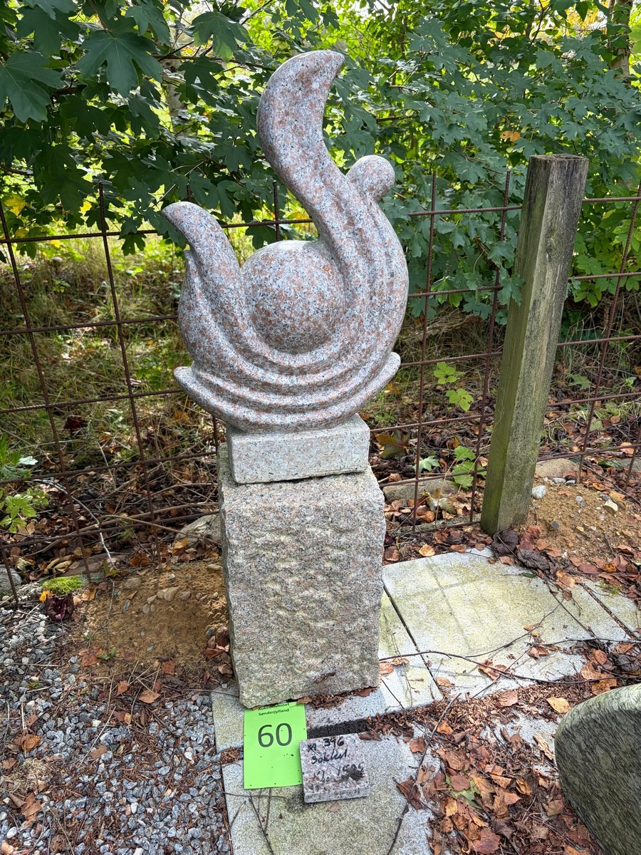 Skulptur i rød granit med sokkel 