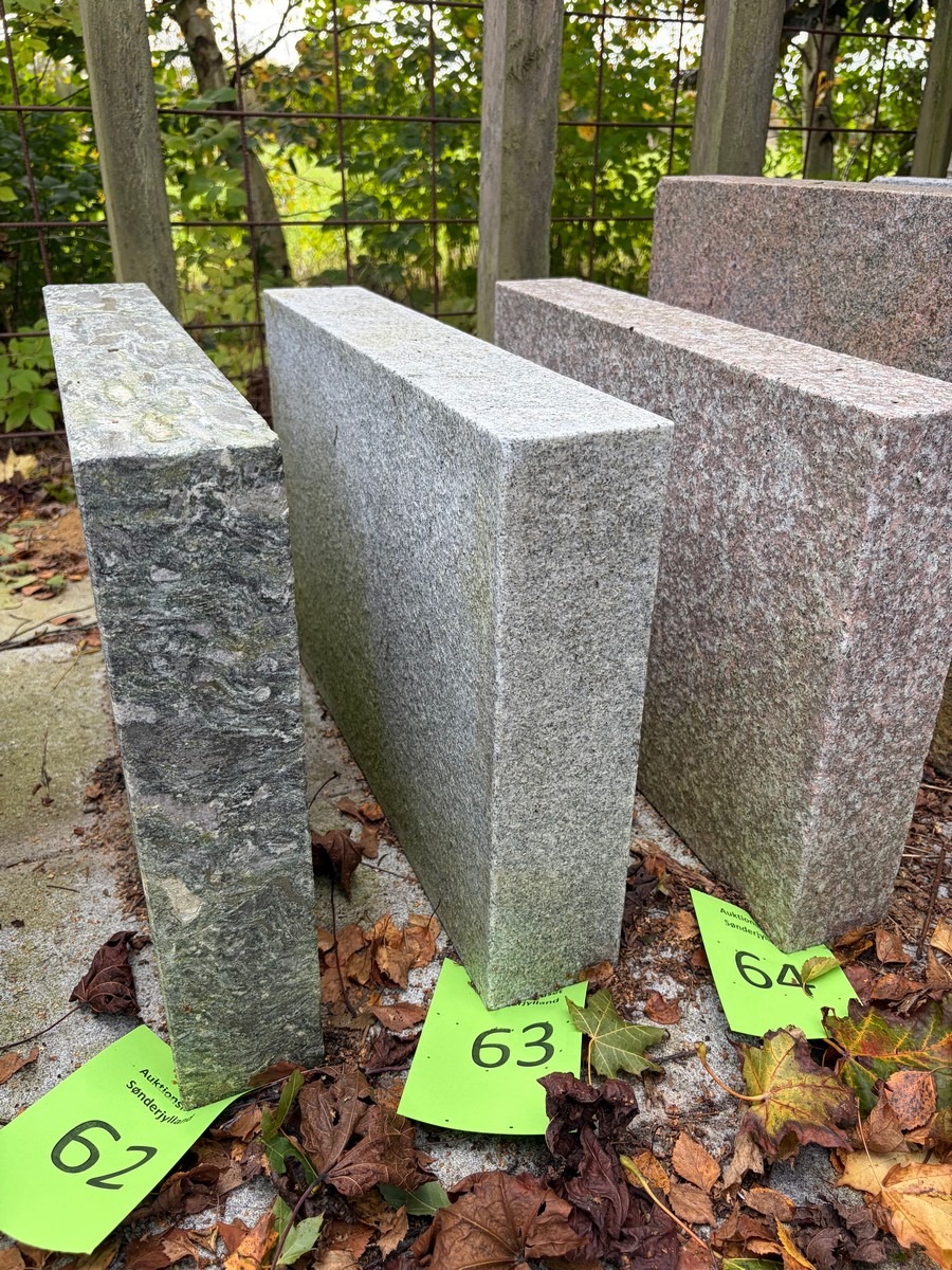 Dyregravsten i grå granit