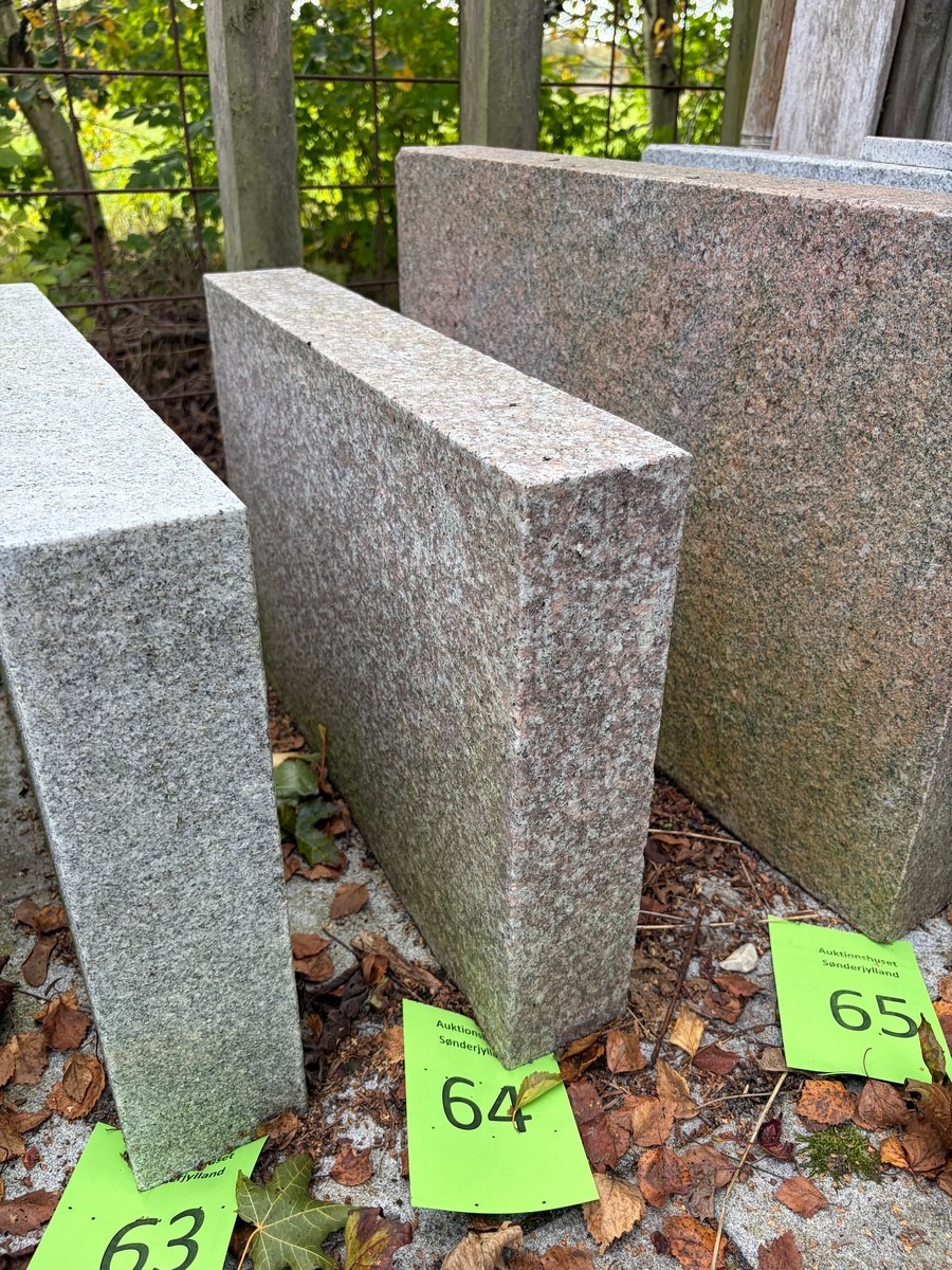 Dyregravsten i rød granit