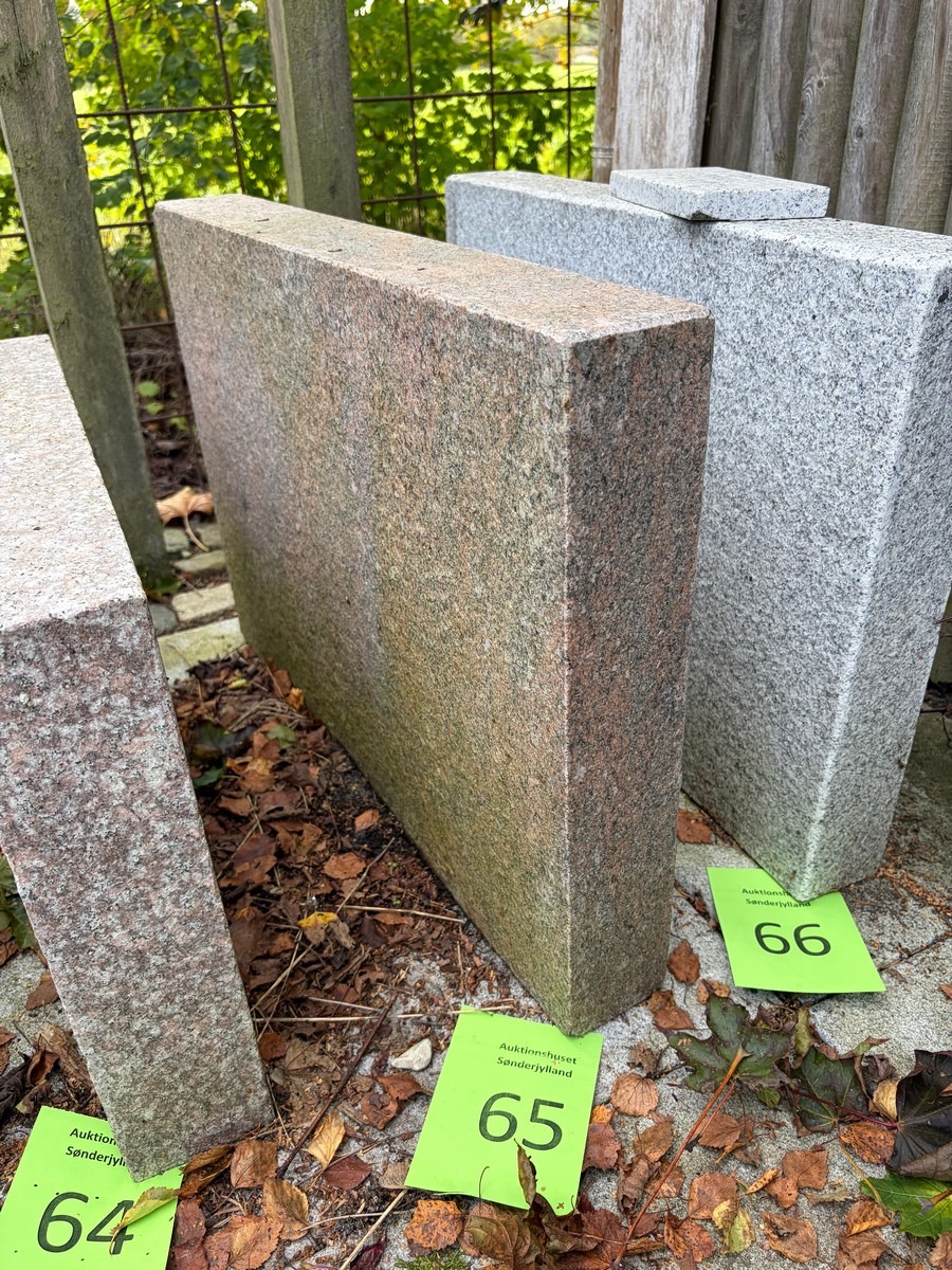 Stor dyregravsten i rød granit