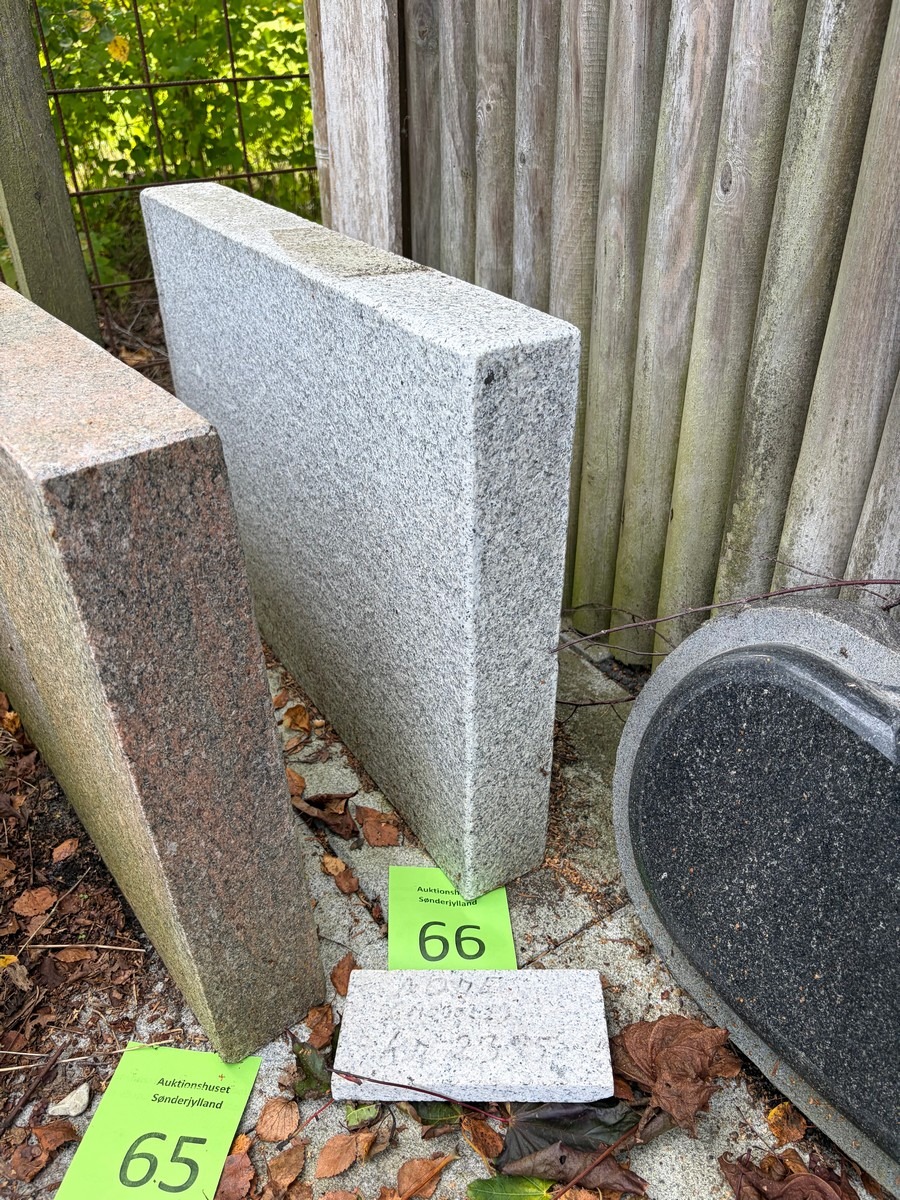 Stor dyregravsten i grå granit