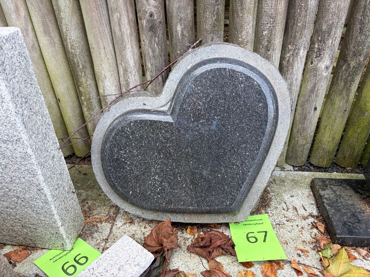 Hjerteformet sten. Sort granit