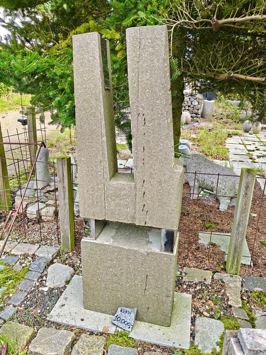 Stor skulptur af granit og stål
