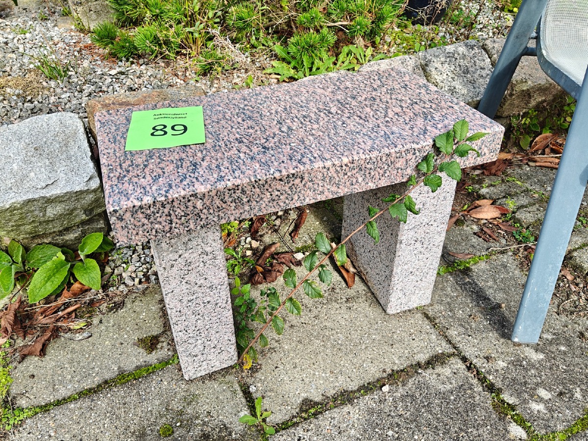 Lille bænk af rød granit