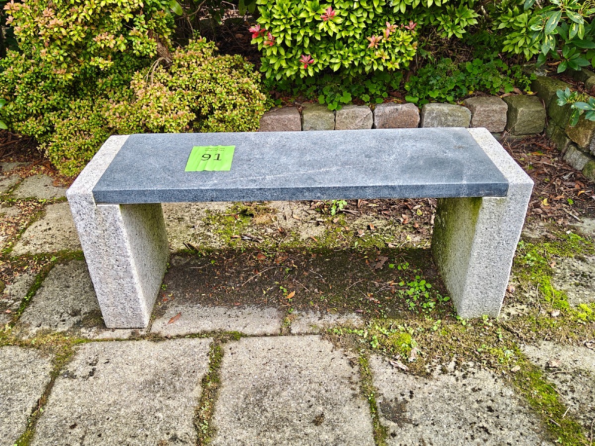 Bænk med sort poleret siddeflade