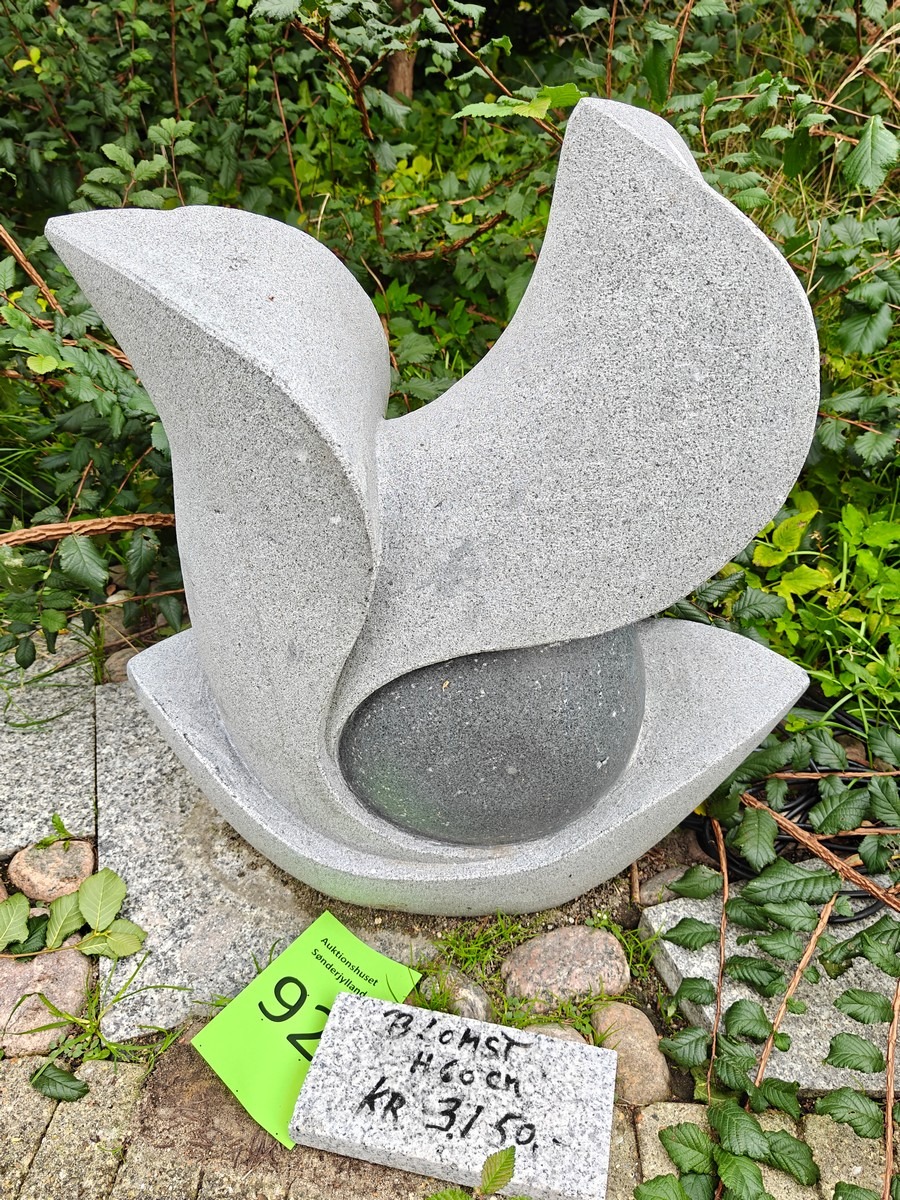 Skulptur af delvist poleret sort granit