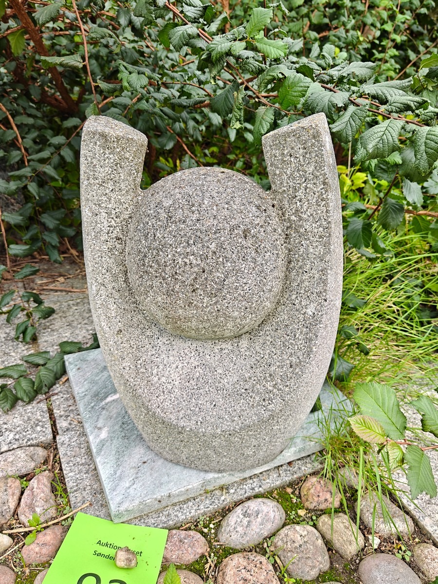 Skulptur af støbt materiale 