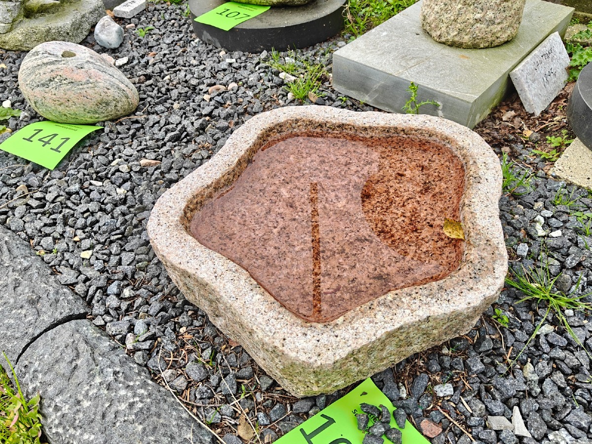 Fuglebad af rød granit