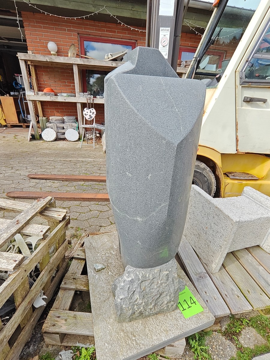 Stor skulptur af delvist poleret sort granit