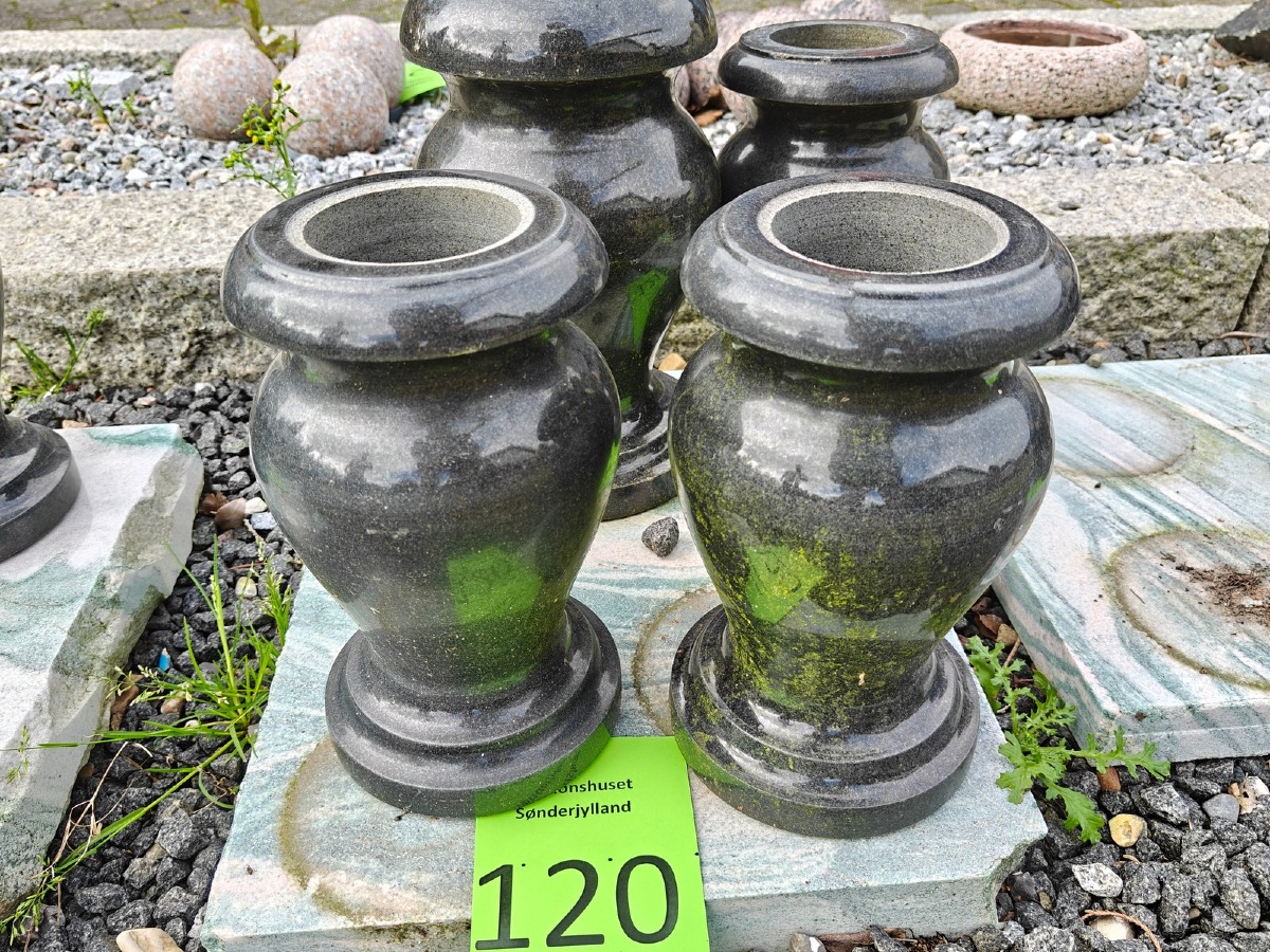 Par kirkegårdsvaser af sort poleret granit