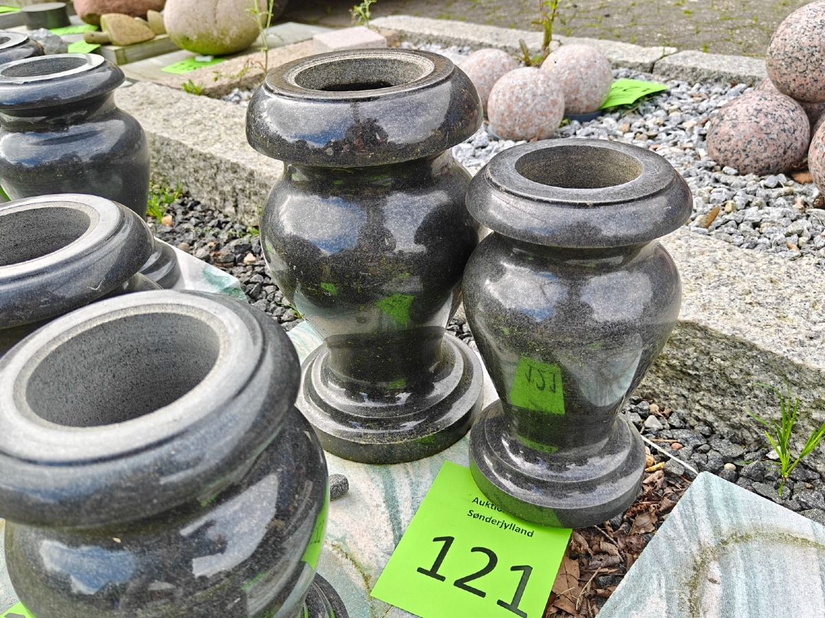 Par kirkegårdsvaser af sort poleret granit