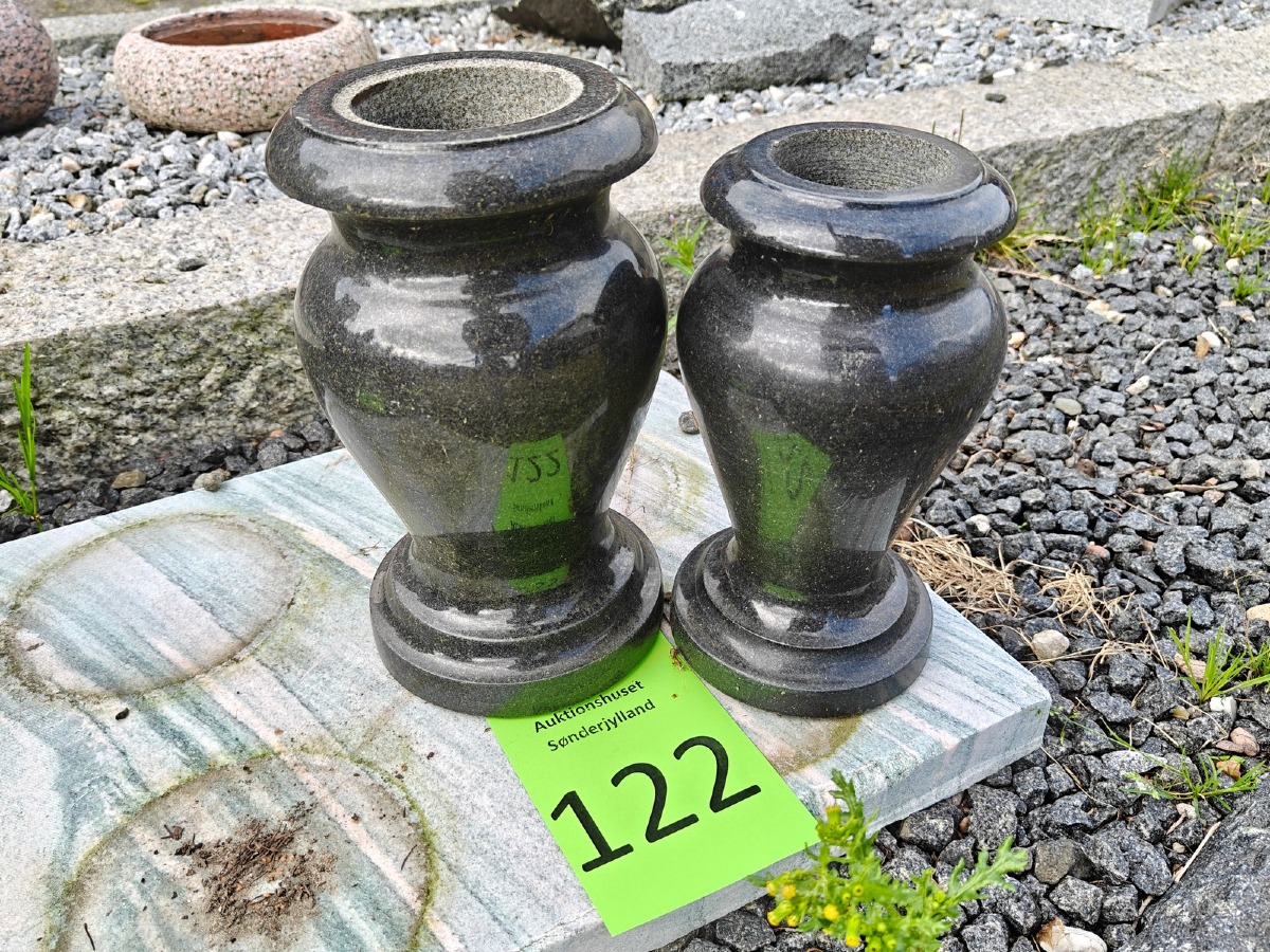 Par kirkegårdsvaser af sort poleret granit