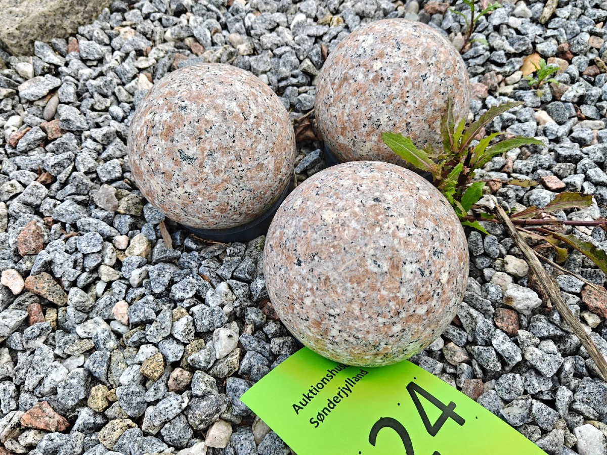 3 pyntekugler af rød granit