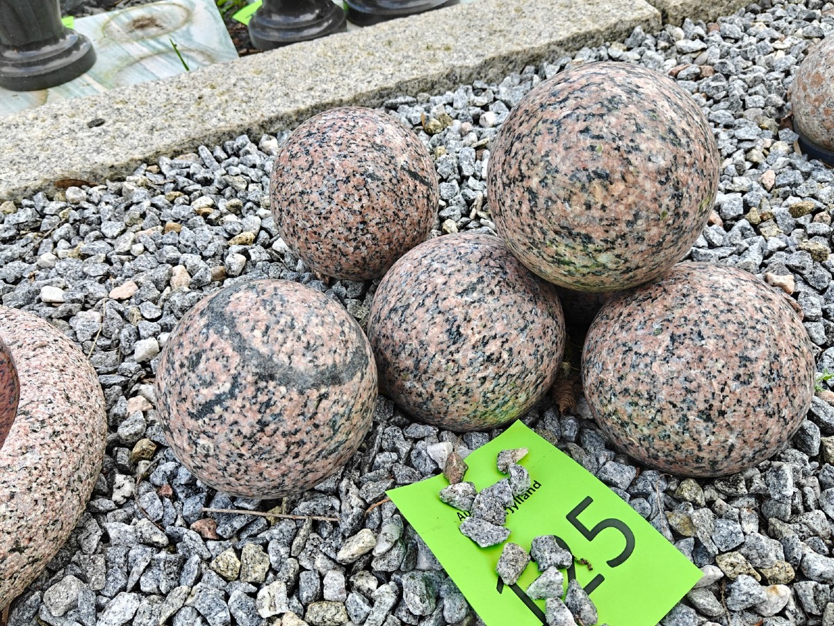 6 pyntekugler af rød granit