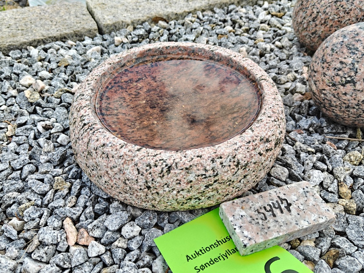 Rødt fuglebad af rød granit