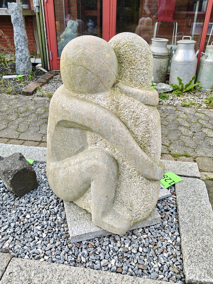 Skulptur i form af omfavnende par