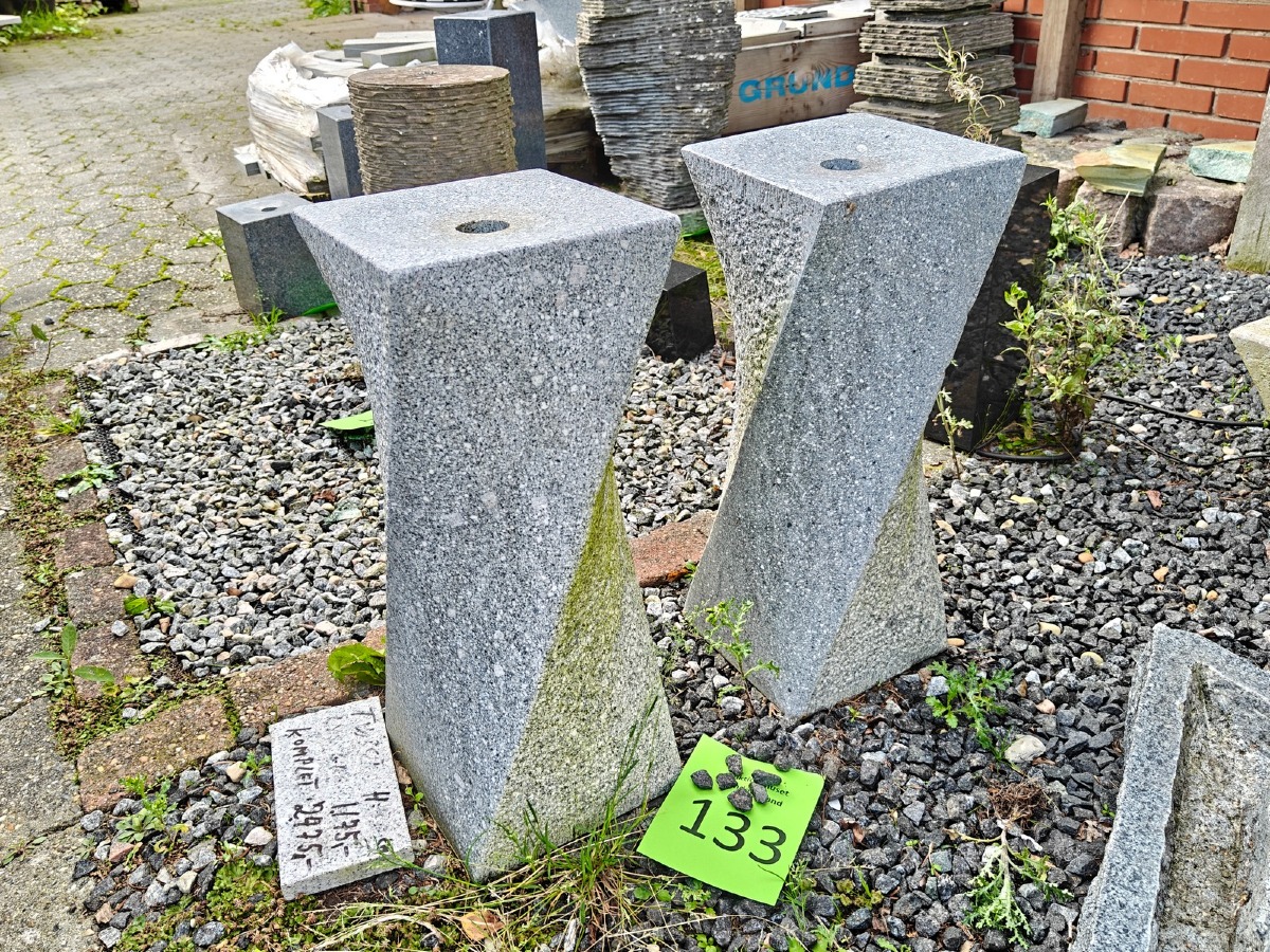 2 søjleformede vandsten med drejet design