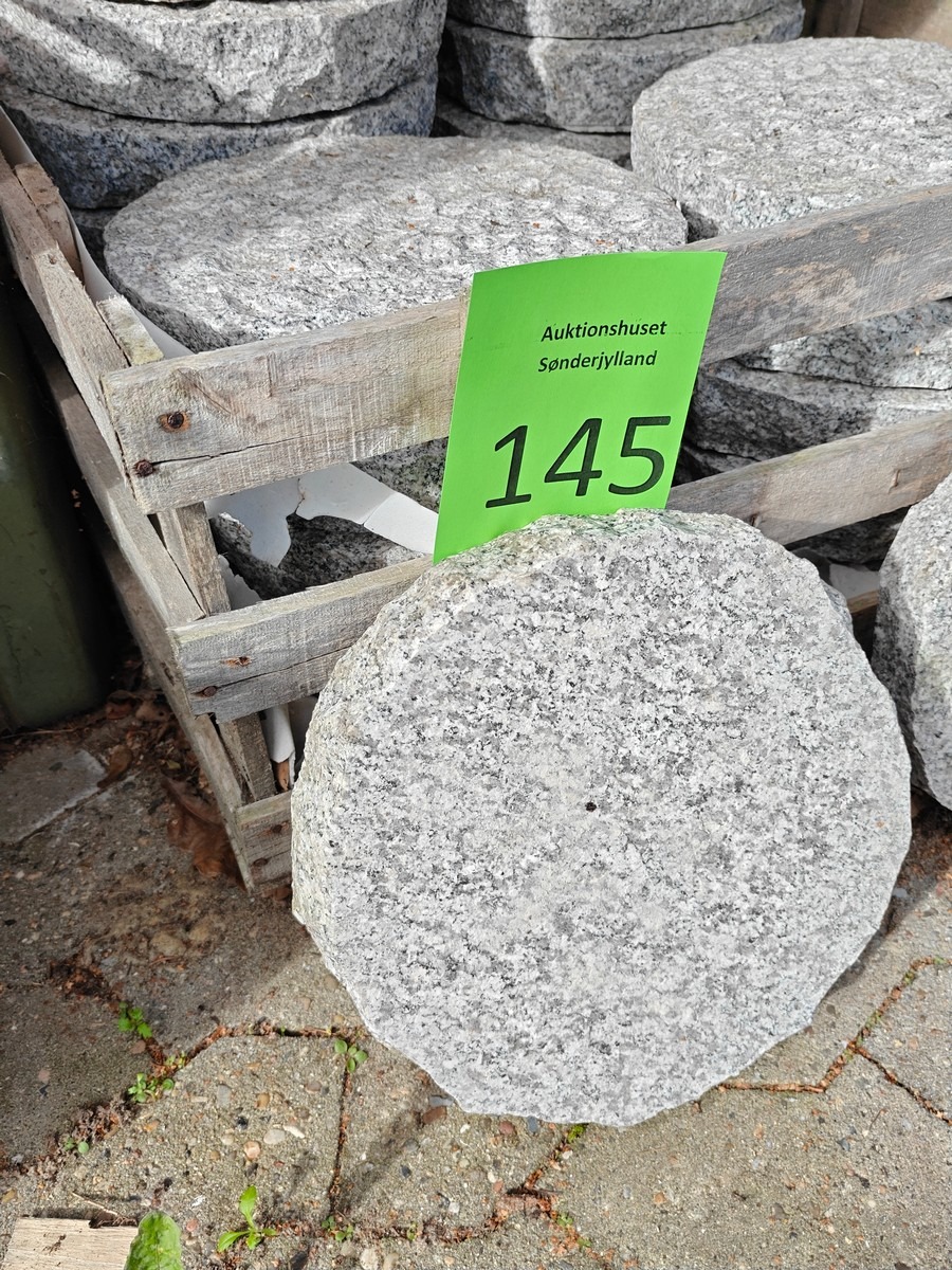 6 trædesten af grå granit. 
