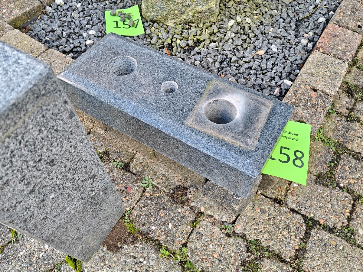 Sokkel til vandkunst af poleret sort granit