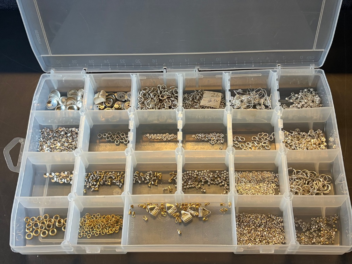 Kasse med smykkedele, låse, ringe og diverse tilbehør