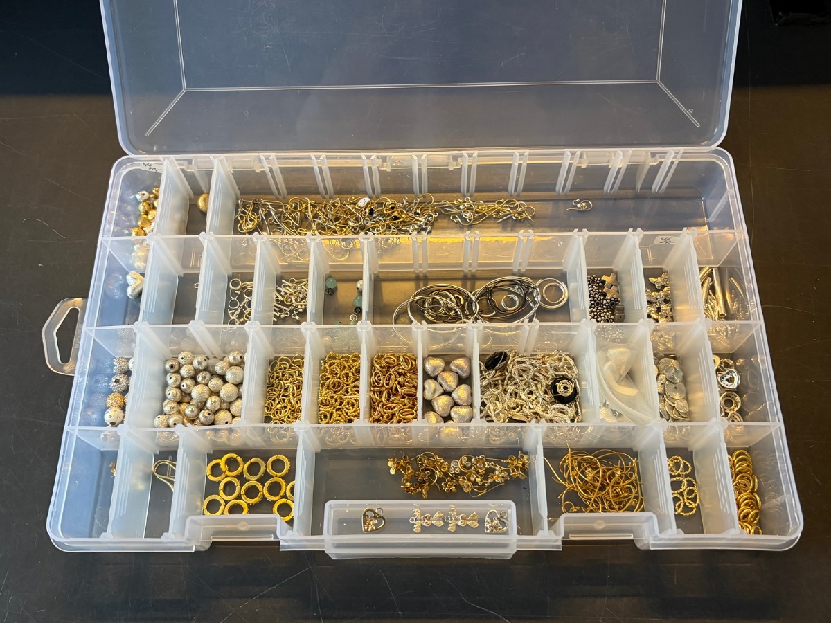 Kasse med smykkedele, perler, vedhæng og diverse tilbehør