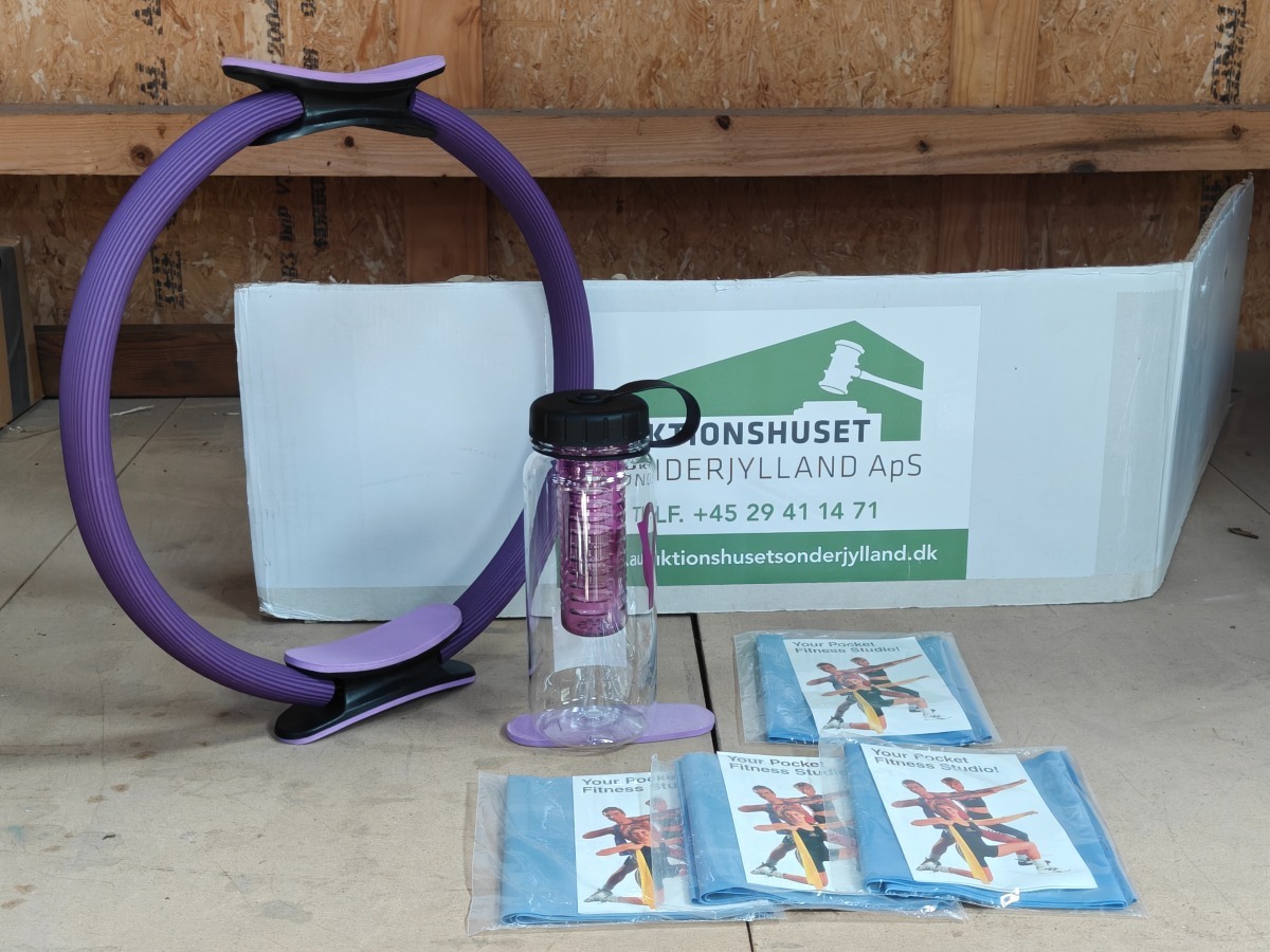 Pilates cirkel, elastikker og drikkedunk. 